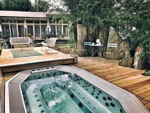 Badstue, boblebad, dampbad og massasje med varme steiner