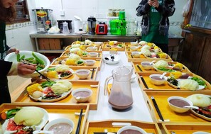 Petit déjeuner complet compris tous les jours