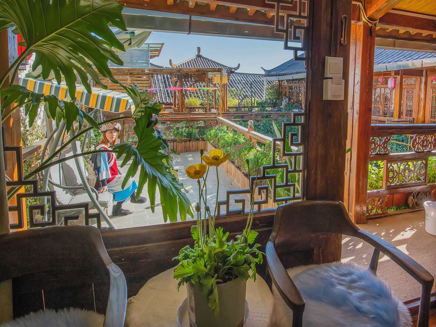 Bộ đồ giường cao cấp, nệm cao su hoạt tính (memory foam), bàn 