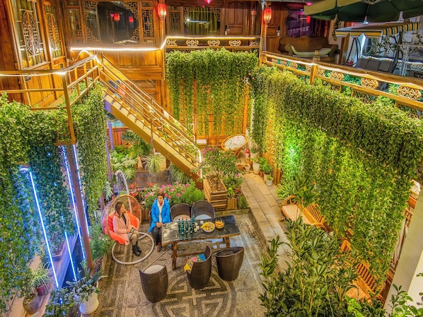 Ropa de cama de alta calidad, colchones con efecto memoria y escritorio 