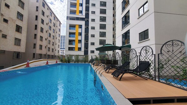 حمّام سباحة مُدفَّأ