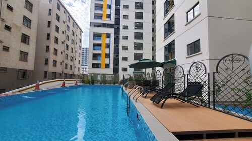 Stylish 1 bed with modern gym,WiFi in brilliant Nairobi,heated pool,king bed