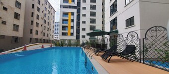 Stylish 1 bed with modern gym,WiFi in brilliant Nairobi,heated pool,king bed