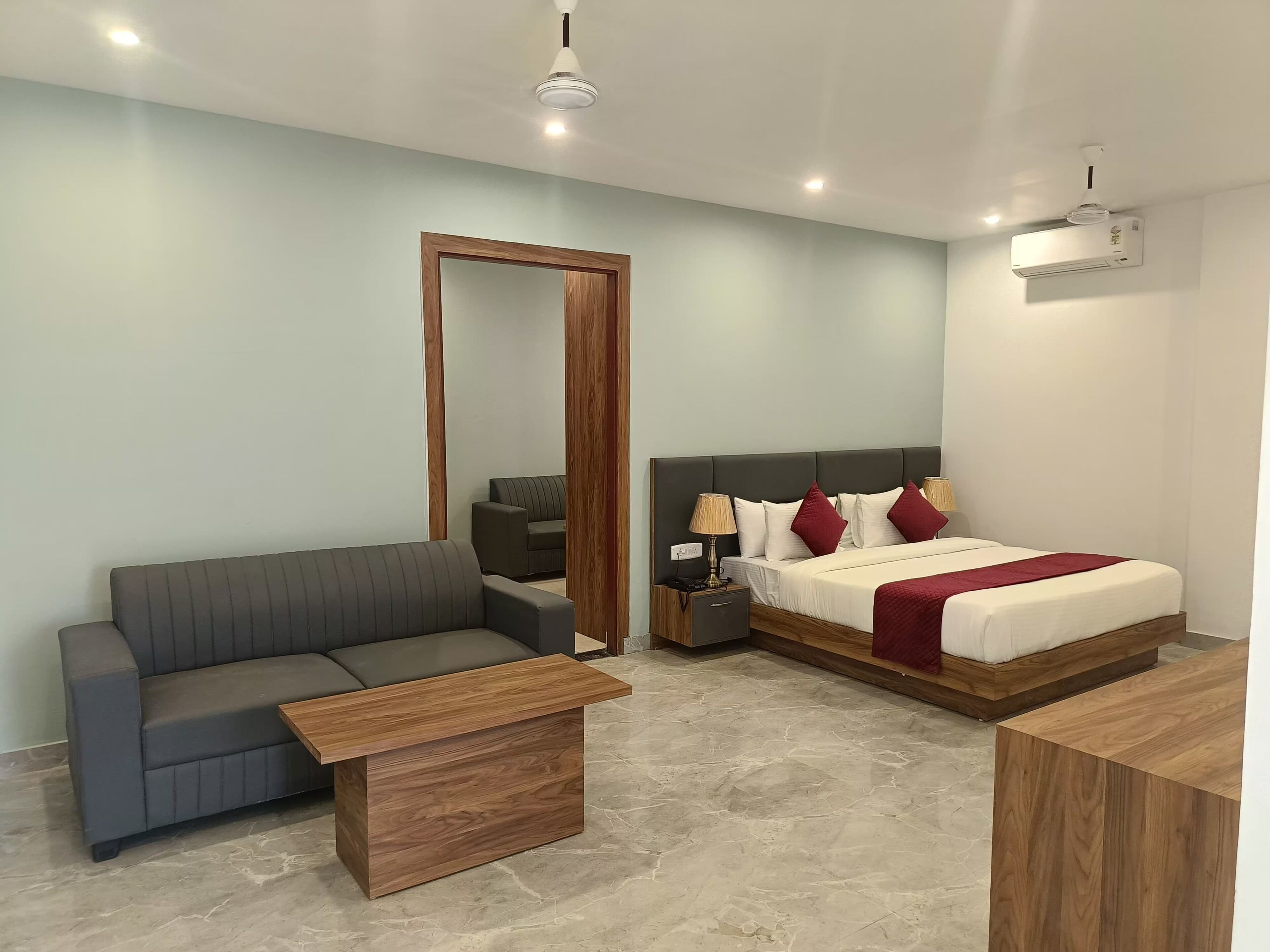 家庭房, 阳台, 山景 | 客房内保险箱、笔记本电脑工作区、隔音、熨斗/熨板