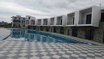 Udendørs pool, åben fra kl. 09.00 til kl. 21.00, parasoller, liggestole