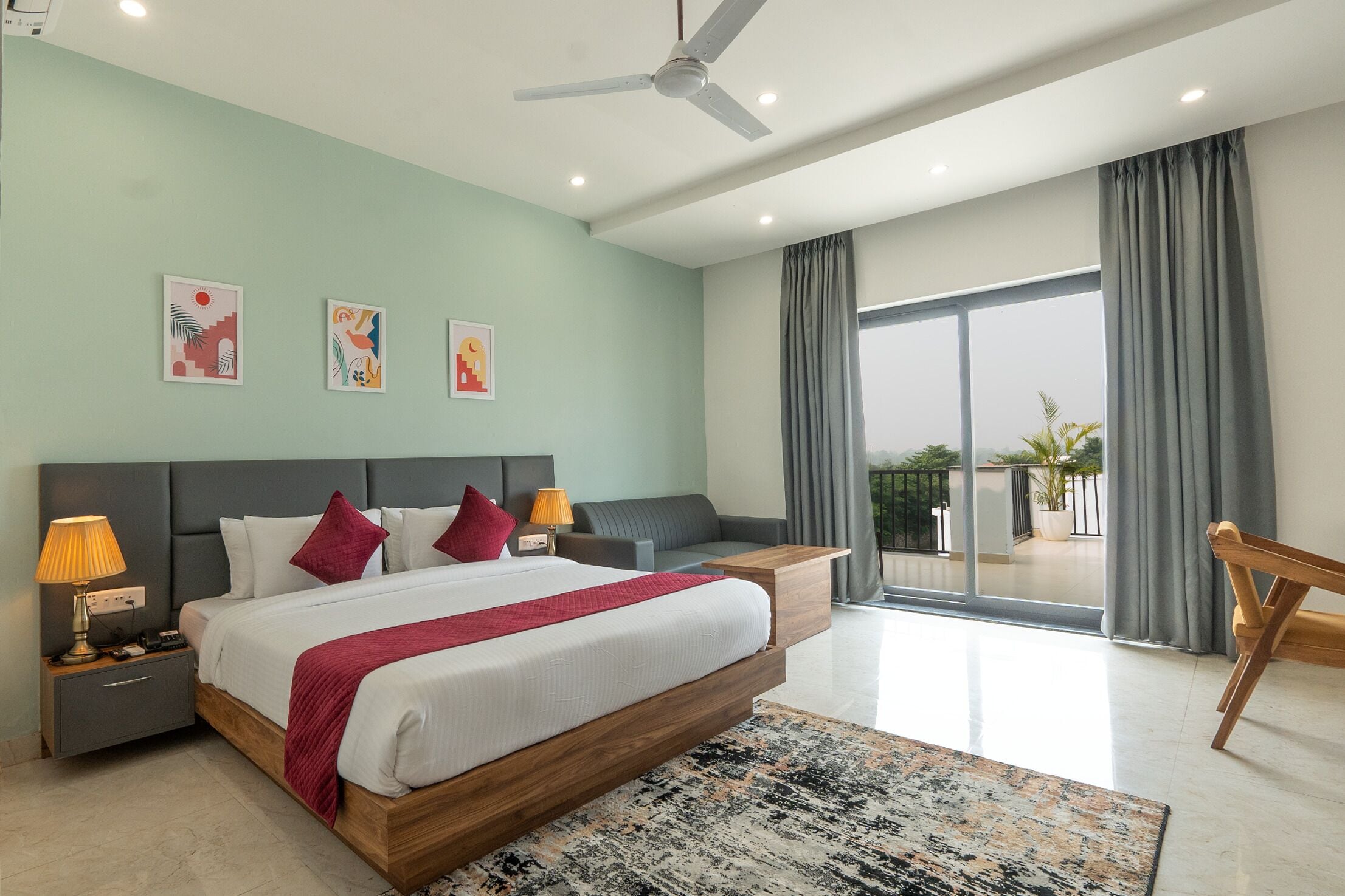 奢华双人房, 阳台, 花园景观 | 客房内保险箱、笔记本电脑工作区、隔音、熨斗/熨板