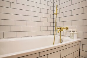 Douche, sèche-cheveux, serviettes fournies, papier toilette