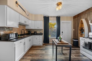 Réfrigérateur, four à micro-ondes, surface de cuisson, cafetière-théière
