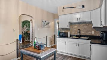 Een koelkast, een magnetron, een kookplaat