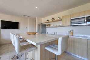 Kylskåp, mikrovågsugn, spishäll och kaffe- och tebryggare