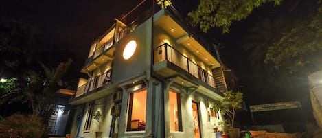 Mặt tiền nơi lưu trú