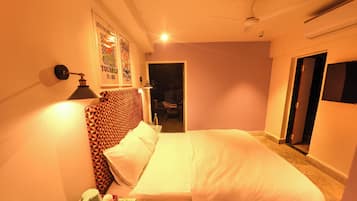 Superior Room | Bathroom | Free toiletries, towels, soap