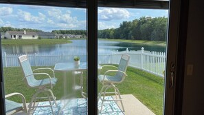 Interior - Spotless Contemporary Home Overlooking the Water and Woods (Fort Wayne)