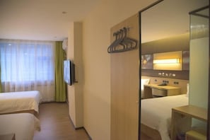 A hotel room with two beds, a desk, a chair, a TV, and a mirror. - IU Hotel (Ancient City of Zhengding Rongguofu) (Zhengding)