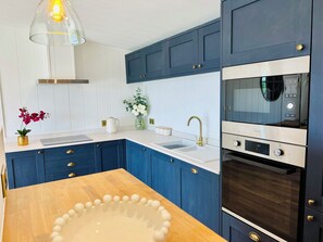 Fridge, microwave, oven, stovetop - Phoenix Lodge - 2 ensuite bedrooms, lakeside view (Hawton)