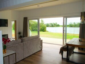 Smart TV, fireplace - Phoenix Lodge - 2 ensuite bedrooms, lakeside view (Hawton)
