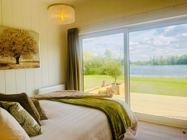 2 bedrooms, free WiFi, bed sheets - Phoenix Lodge - 2 ensuite bedrooms, lakeside view (Hawton)