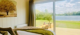 Phoenix Lodge - 2 ensuite bedrooms, lakeside view 