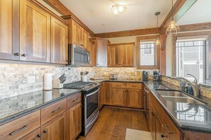 Opvaskemaskine, kaffe-/temaskine, køkkentøj/tallerkener/redskaber