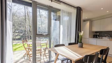 Apartment, 2 Bedrooms | Dining room