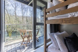 Tabla de planchar con plancha y ropa de cama