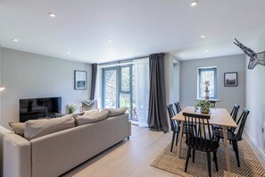 Appartement, 3 chambres | Aire de séjour