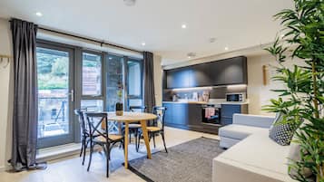 Apartment, 2 Bedrooms | Private kitchen | Fridge, microwave, cookware/dishes/utensils