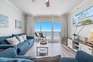 Smart-tv, bordsfotboll och ett bordtennisbord