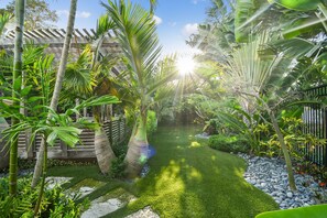 Property grounds - Manatee Manor by Beach Boutique Rentals (Anna Maria)