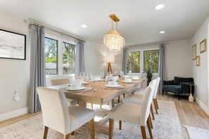 Dining - Manatee Manor by Beach Boutique Rentals (Anna Maria)