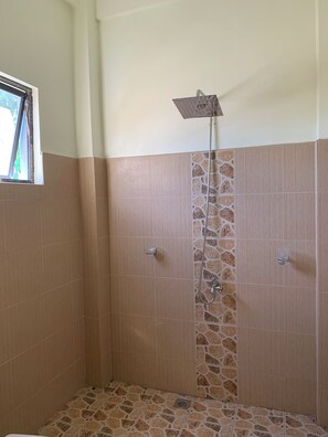 Handtücher, Seife, Shampoo, Toilettenpapier
