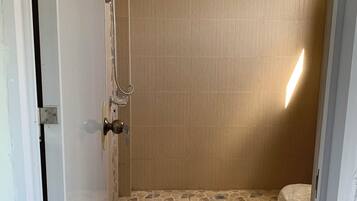 Serviettes fournies, savon, shampoing, papier toilette