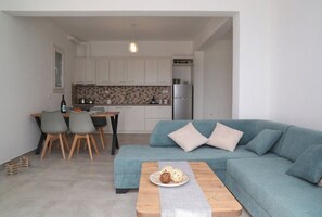 Living area - Olea Suite Syros offers unique sea views in a house with parking and Wi-Fi.
(Poseidonia)