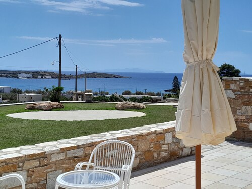  Olea Suite Syros offers unique sea views in a  house with parking and  Wi-Fi.
