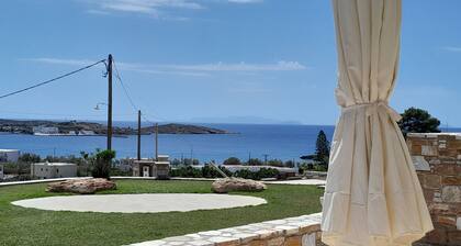 Olea Suite Syros offers unique sea views in a house with parking and Wi-Fi.