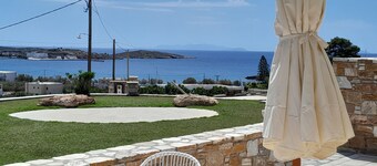 Olea Suite Syros offers unique sea views in a house with parking and Wi-Fi.