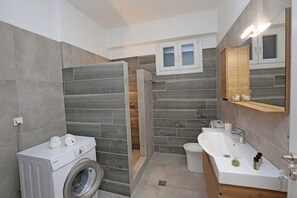 Sèche-cheveux, serviettes fournies, savon, shampoing