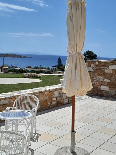  Olea Suite Syros offers unique sea views in a  house with parking and  Wi-Fi.
