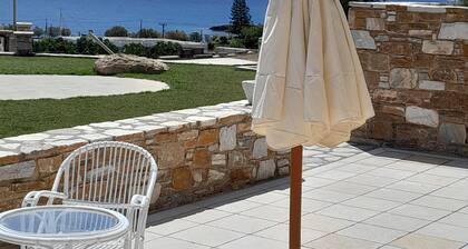 Olea Suite Syros offers unique sea views in a house with parking and Wi-Fi.