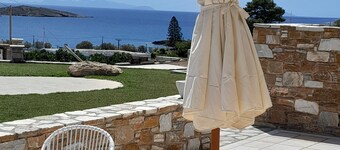 Olea Suite Syros offers unique sea views in a house with parking and Wi-Fi.