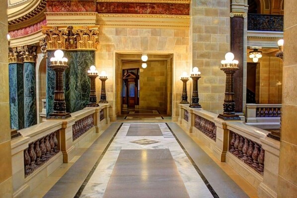 Vista frontal de la propiedad