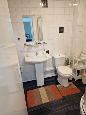 Appartement | Badkamer | Een douche, handdoeken