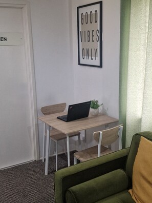 Appartement | Badkamer | Een douche, handdoeken