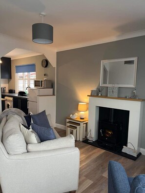Living area - Seasideescape-2br-sleeps4-parking-petsok-fireplace (Bridlington)