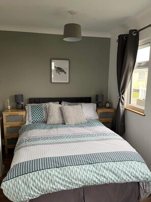 2 bedrooms, iron/ironing board, free WiFi, bed sheets - Seasideescape-2br-sleeps4-parking-petsok-fireplace (Bridlington)