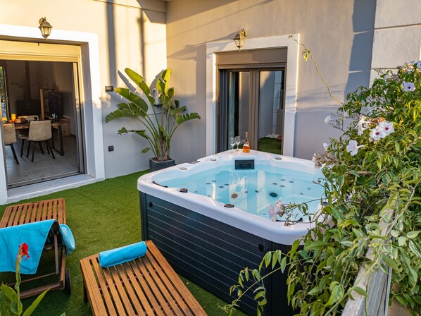 Private spa tub