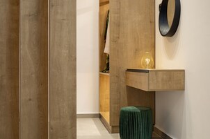 1 dormitorio, cortinas opacas, tabla de planchar con plancha