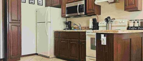 Kylskåp, mikrovågsugn, ugn och spishäll