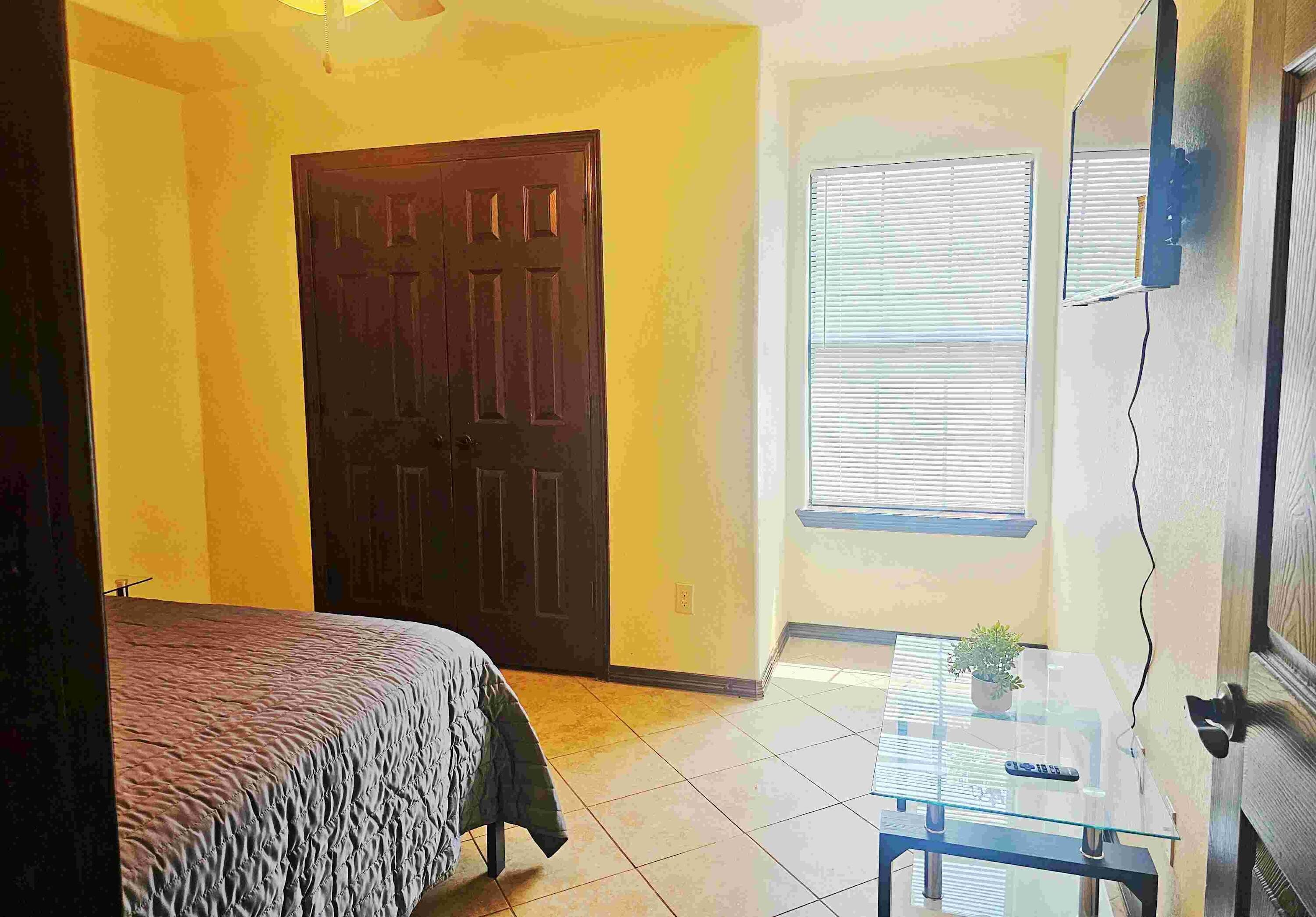 3 makuuhuonetta, työpöytä, Wi-Fi, vuodevaatteet