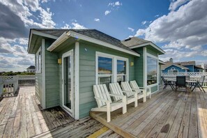 Outdoor dining - Third Row Whalehead Home with Pool and Spa, Sleeps 22! (Corolla)